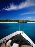 Blue Lagoon Cruises Ship and Island, Yasawa Island, Western Division, Fiji Photographie par Peter Hendrie