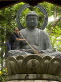 Man Cleaning a Buddha Statue, Shinnyo-Do Temple, Kyoto, Kinki, Japan Photographie par Greg Elms