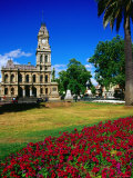 Floral Display with Bendigo's Old Post Office Building in Background, Bendigo, Victoria, Australia Photographie par Glenn Beanland