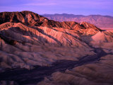 Folds of Land Viewed from Zabriskie Point at Sunrise, Nevada Fotografisk trykk av Dominic Bonuccelli Folds of Land Viewed from Zabriskie Point at Sunrise, Nevada Fotografisk trykk av Dominic Bonuccelli
