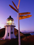 Signpost in Front of Lighthouse at Dawn, Cape Reinga, New Zealand Photographie par Oliver Strewe