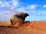 Giant Vehicle at Bauxite Mine, Weipa, Queensland, Australia Lámina fotográfica por Oliver Strewe