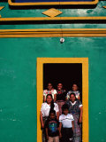 Painted House with Children Posing in the Doorway, Momostenango, Totonicapan, Guatemala Lámina fotográfica por Jeffrey Becom