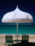 Chairs and Umbrella at Jumeirah Beach, Ritz Carlton Hotel, Dubai, United Arab Emirates Photographie par Izzet Keribar