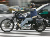 Motorcyclist at Intersection of Dogen-Zaka and Jingu-Dori in Shibuya, Tokyo, Kanto, Japan Lámina fotográfica por Brent Winebrenner Motorcyclist at Intersection of Dogen-Zaka and Jingu-Dori in Shibuya, Tokyo, Kanto, Japan Lámina fotográfica por Brent Winebrenner