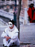 Character from Commedia Dell'Arte in Pierrot Mask, Venice, Italy Lámina fotográfica por Roberto Gerometta Character from Commedia Dell'Arte in Pierrot Mask, Venice, Italy Lámina fotográfica por Roberto Gerometta