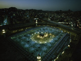 Thousands of pilgrims circle the Kaaba in illuminated view at night Photographie par Thomas J. Abercrombie
