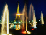 The Eiffel Tower at Night with Fountains in the Foreground, Paris, France Photographie par Christopher Groenhout