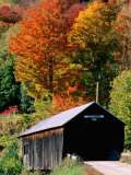 Autumn Leaves Surrounding Cilley Covered Bridge, Vermont Fotografisk tryk af John Elk III