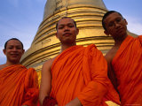 Monks in Front of the Golden Mount, Wat Saket, Bangkok, Bangkok, Thailand Fotografisk trykk av Dominic Bonuccelli Monks in Front of the Golden Mount, Wat Saket, Bangkok, Bangkok, Thailand Fotografisk trykk av Dominic Bonuccelli