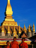 Three Young Monks Standing in Front of Pha That Luang, Vientiane, Vientiane Prefecture, Laos Lámina fotográfica por Alain Evrard Three Young Monks Standing in Front of Pha That Luang, Vientiane, Vientiane Prefecture, Laos Lámina fotográfica por Alain Evrard