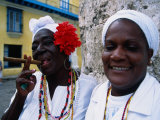 Black Women in White Clothing Pose for Tourists, Havana, Cuba Reprodukcja zdjęcia autor Dominic Bonuccelli Black Women in White Clothing Pose for Tourists, Havana, Cuba Reprodukcja zdjęcia autor Dominic Bonuccelli