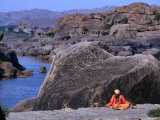 Beggar Shares His Food with Monkeys along the River in Vijayanagar, India Photographie par Margie Politzer