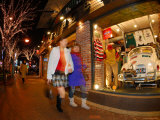 Women Walking Past Shop Window with Car in It, Hongik, Seoul, South Korea Lámina fotográfica por Anthony Plummer Women Walking Past Shop Window with Car in It, Hongik, Seoul, South Korea Lámina fotográfica por Anthony Plummer