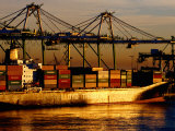 Container Ship in Port, Los Angeles, California Photographie par Richard Cummins
