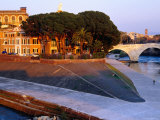 Looking Towards Isola Tiberina from Ponte Garibaldi, Rome, Lazio, Italy Photographie par Glenn Beanland