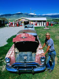 Petroliana Collector Standing Next to Old Car, Montana Photographie par Holger Leue