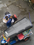 Tourists and Tuk Tuk on Thanon Rambutri, Bangkok, Thailand Fotografie-Druck von Brent Winebrenner