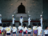 Young Spectators Watch the Changing of the Guards at the Chiang Kaishek Memorial, Taipei, Taiwan Lámina fotográfica por Alain Evrard