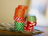 Gambling Chips and US Currency, Las Vegas, Nevada Lámina fotográfica por Ray Laskowitz Gambling Chips and US Currency, Las Vegas, Nevada Lámina fotográfica por Ray Laskowitz