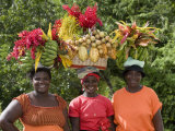Grenadian Women Carrying Fruit on Their Heads near Annandale Falls, St. George, Grenada Photographie par Holger Leue