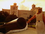 Cannons Facing the Harbour with Hotel Nacional Behind, Havana, City of Havana, Cuba Fotografisk trykk av Dominic Bonuccelli Cannons Facing the Harbour with Hotel Nacional Behind, Havana, City of Havana, Cuba Fotografisk trykk av Dominic Bonuccelli