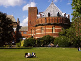People on the Lawn Outside Swan Theatre, Stratford-Upon-Avon, Warwickshire, England Photographie par Glenn Beanland