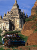 Crowded Pick-Up Carrying Passengers Past Thatbyinnyu Pahto, Old Bagan, Mandalay, Myanmar Photographie par Glenn Beanland