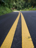 Yellow Road Markings, Maui, Hawaii Photographie par Holger Leue