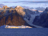 Mountains, Icebergs and Glaciers at Bjorn Oer Mountains, Scoresby Sund Lámina fotográfica por Michael Gebicki Mountains, Icebergs and Glaciers at Bjorn Oer Mountains, Scoresby Sund Lámina fotográfica por Michael Gebicki