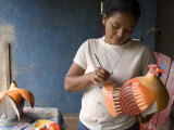 Woman Painting Balsa Wood Sculptures of Chickens, Rio San Juan, Nicaragua Photographie par Margie Politzer
