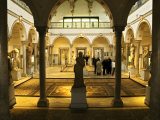 Statues and People Inside Bardo Museum, Tunis, Tunisia Photographie par Bethune Carmichael