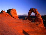 Delicate Arch and Surrounding Slick-Rock with La Sal Mountains in Distance, Utah Fotografie-Druck von Ross Barnett
