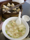 Wanton Soup and Basket of Dumplings at Nan Xiang Dumpling Restaurant, Shanghai, China Lámina fotográfica por Greg Elms