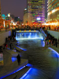 The Cheonggyecheon Stream Draws Crowds of Locals out in Early Evening, Seoul, South Korea Fotografisk tryk af Anthony Plummer