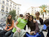 Teenagers Hanging Out in Piazza Vanvitelli, Vomero, Naples, Campania, Italy Fotografie-Druck von Greg Elms