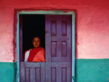 Young Maya Woman in Doorway of Home Zinacantan, Chiapas, Mexico Fotografie-Druck von Jeffrey Becom