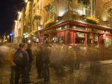 People Walking Past the Temple Bar at Night, Dublin Fotografie-Druck von Holger Leue