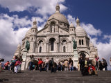 People on the Steps in Front of Basilique de Sacre Coeur in Montmatre, Paris, Ile-De-France, France Photographie par Glenn Beanland