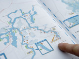 Pointing to Map of Emerald Star Marina, Belturbet, Ulster Photographie par Holger Leue