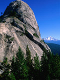 Castle Crags with Mt. Shasta in Distance, California Lámina fotográfica por John Elk III Castle Crags with Mt. Shasta in Distance, California Lámina fotográfica por John Elk III