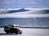Campervan Near Dunes, White Sands National Monument, New Mexico Lámina fotográfica por Mark Newman Campervan Near Dunes, White Sands National Monument, New Mexico Lámina fotográfica por Mark Newman