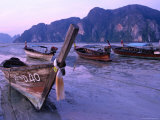 Longtail Boats on Ao Ton Sai Beach at Low Tide, Ko Phi-Phi Don, Krabi, Thailand Fotografisk trykk av Dominic Bonuccelli Longtail Boats on Ao Ton Sai Beach at Low Tide, Ko Phi-Phi Don, Krabi, Thailand Fotografisk trykk av Dominic Bonuccelli