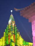 Illuminated Spaceship Ice Sculpture at Ice Festival, Haerbin, Heilongjiang, China Photographie par Keren Su