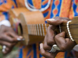 Man Playing Caribbean Mandolin, Grand Etang National Park, St. George, Grenada Photographie par Holger Leue
