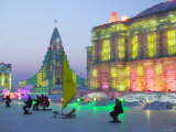 Illuminated Ice Sculptures of Spaceship and Buildings at Ice Festival, Haerbin, Heilongjiang, China Photographie par Keren Su