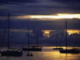 Voilier au soleil couchant Photographie par Holger Leue