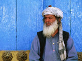 Man Praying in Front of Blue Mosque, Mazar-E Sharif, Balkh, Afghanistan Fotografie-Druck von Stephane Victor