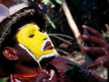 Man from Egele Tribe with Painted Face at Enga Cultural Show, Papua New Guinea Photographie par John Banagan