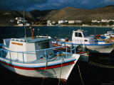 Fishing Boats Moored in Folegandros Port, Folegandros, Southern Aegean, Greece Photographie par Glenn Beanland